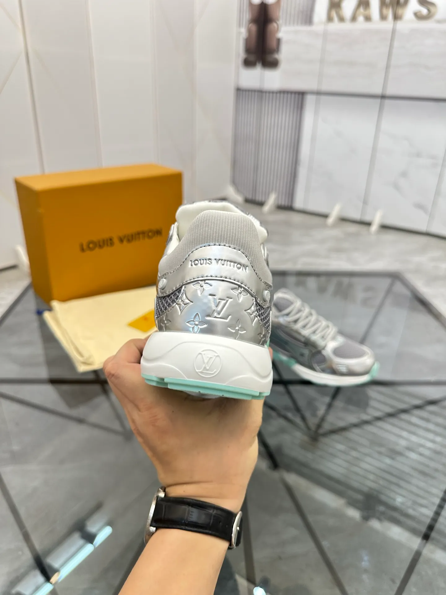 Men's shoes: 💰P660¥ Top quality Product trademark: LV* "Louis Vuitton*" low-top casual shoes Regular size: 35-44 (can be customized to 45.46) Couple style Product materials: Upper imported cowhide stitching original material, breathable lining, original outsole. Number: H218